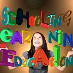 Uśmiechnięta dziewczyna otoczona kolorowymi literami tworzącymi słowa "Schooling", "Learning", "Education".