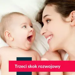 Uśmiechnięta mama patrzy na otwierające usta dziecko na białym tle.