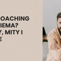 Uśmiechnięty mężczyzna z brodą, siedzący przy biurku, na tle tekstu "Czy coaching to ściema?".