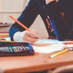 Zdalne czy stacjonarne? Pełne porównanie i decyzja dla rodziców.