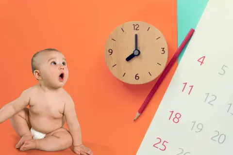 Zaskoczony niemowlak obok zegara i kalendarza.