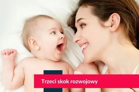 Uśmiechnięta mama patrzy na otwierające usta dziecko na białym tle.