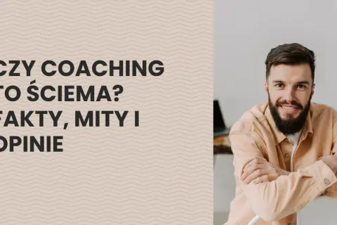 Uśmiechnięty mężczyzna z brodą, siedzący przy biurku, na tle tekstu "Czy coaching to ściema?".