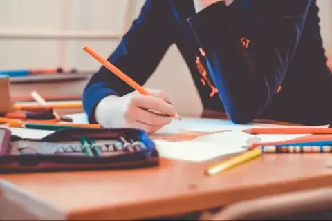 Zdalne czy stacjonarne? Pełne porównanie i decyzja dla rodziców.