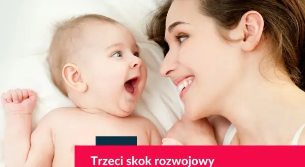 Uśmiechnięta mama patrzy na otwierające usta dziecko na białym tle.