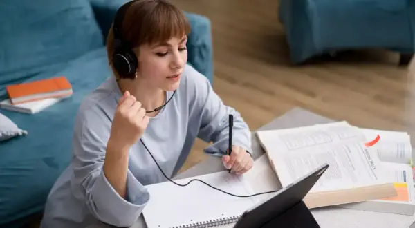 Edukacja domowa online płatna? Sprawdź pełne koszty i oszczędności.