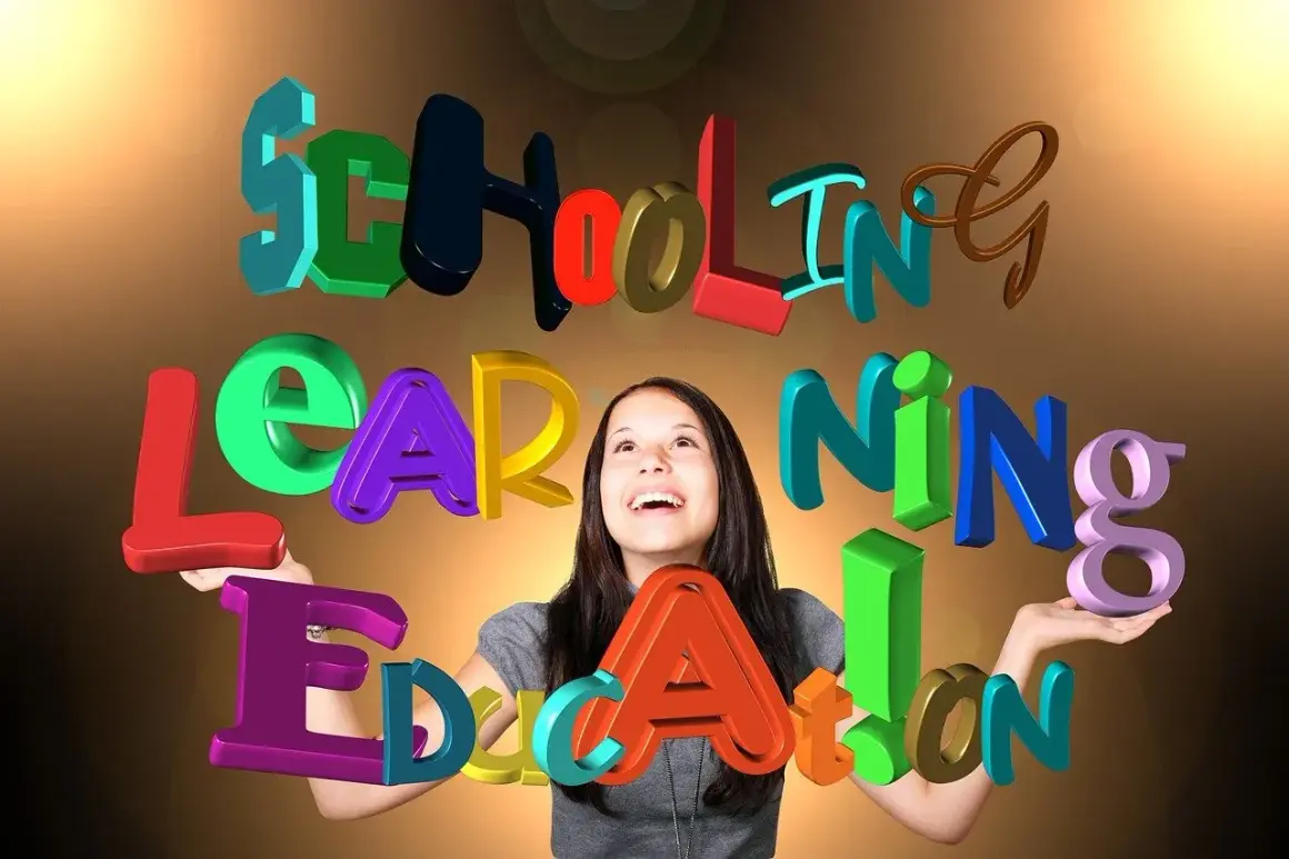 Uśmiechnięta dziewczyna otoczona kolorowymi literami tworzącymi słowa "Schooling", "Learning", "Education".