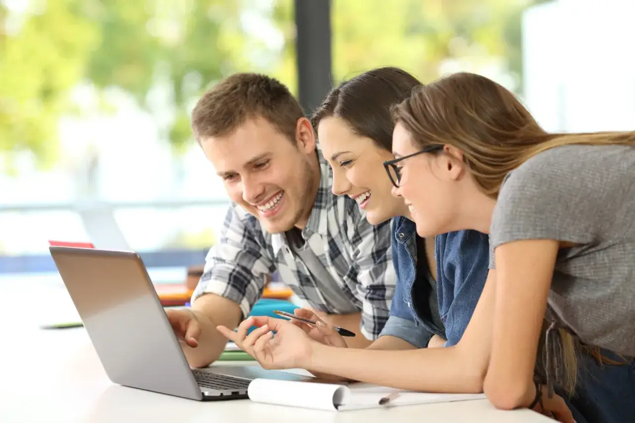 student na uczelni i student przed laptopem