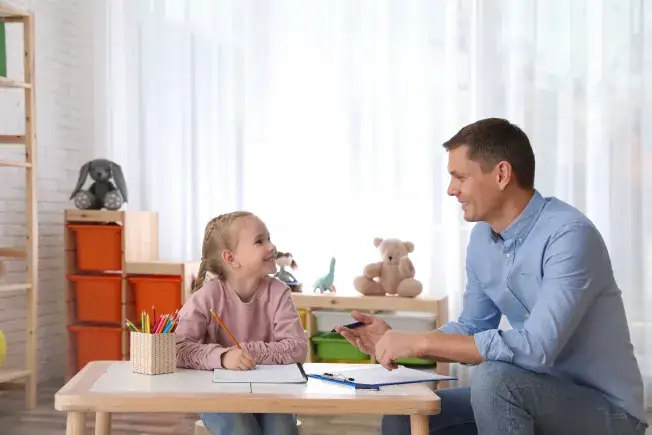 Nauczyciel z uczniem w domu, indywidualne zajęcia