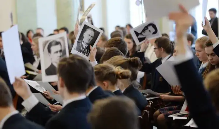 uczeń z pasją uczy się historii
