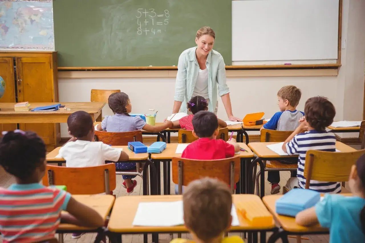 liczne klasy w szkole, nauczyciel z wieloma uczniami, wyzwania edukacji