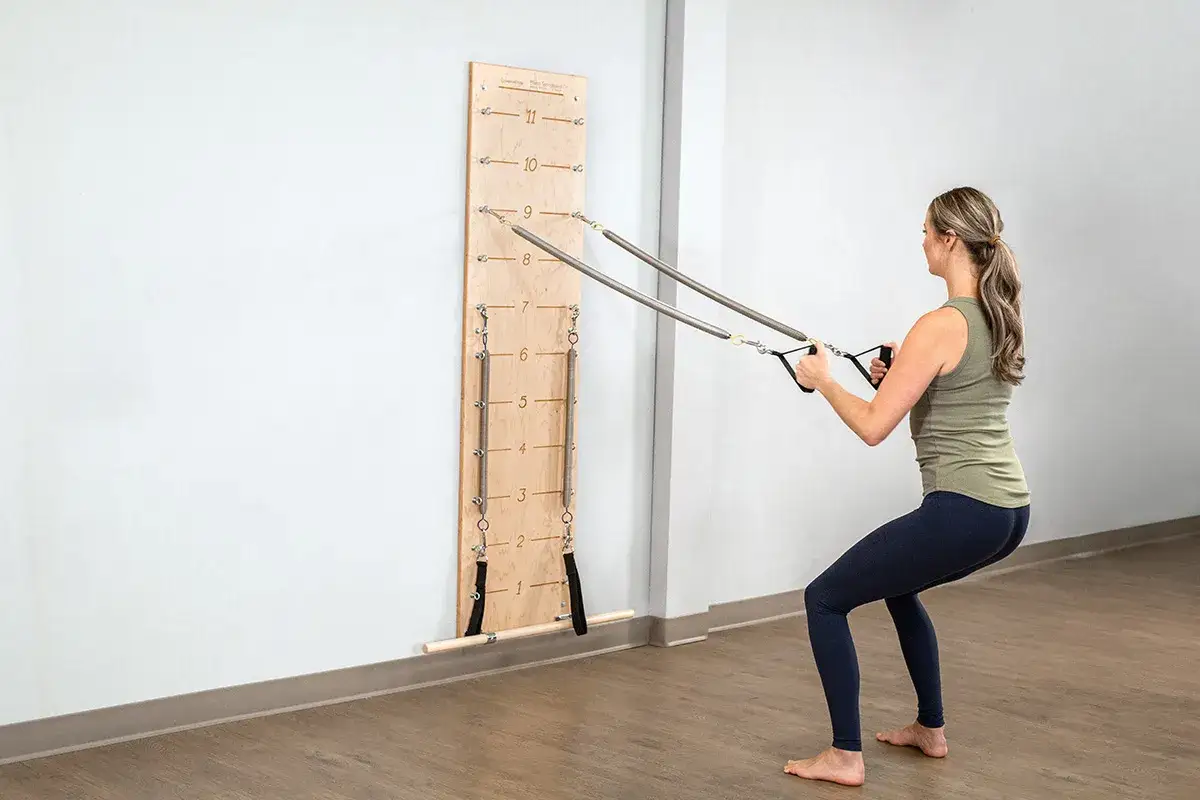 Pilates na macie vs pilates przy ścianie porównanie