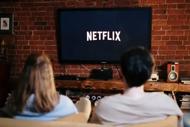 osoba ucząca się angielskiego z film&oacute;w, r&oacute;żnorodność akcent&oacute;w, kontekst językowy