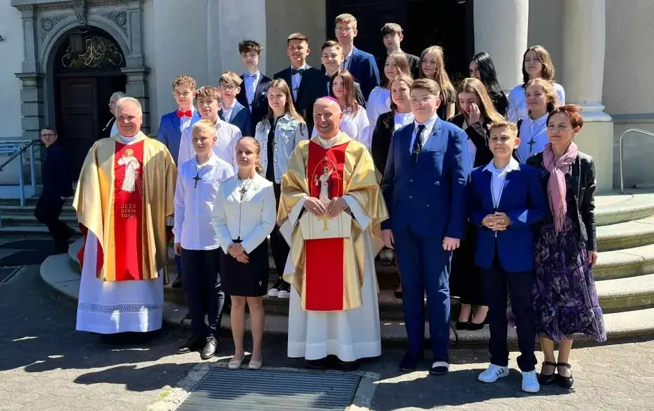 Młodzi ludzie przyjmujący bierzmowanie w kościele