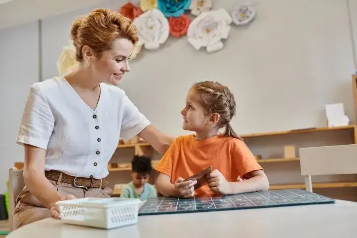 dziecko ćwiczące w domu nauczanie indywidualne