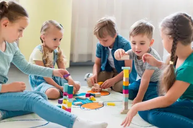 dzieci bawiące się razem poza szkołą nauczanie domowe