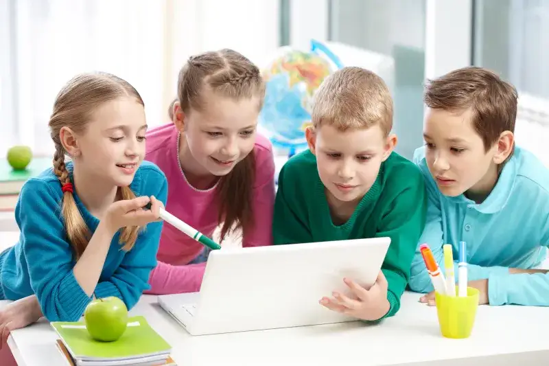 Uczeń zmagający się z zadaniem matematycznym, symbolizujący trudności i frustrację
