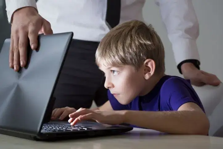 Dziecko zdające egzamin online, laptop, skupienie